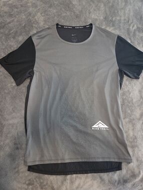 Nike Men's Gray and Black Trail Short Sleeve Running Tee